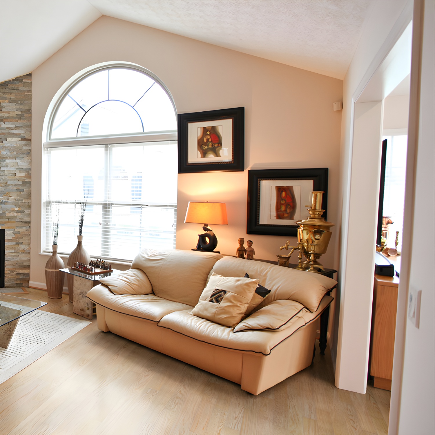 Medium Wood Oak Hardwood Flooring: Waterproof, Scratch Resistant, and Slip Resistant