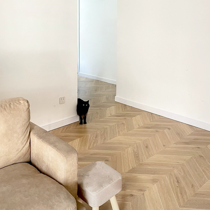 Sleek Low Gloss Laminate Wood Planks - Scratch Resistant Flooring for Living Rooms