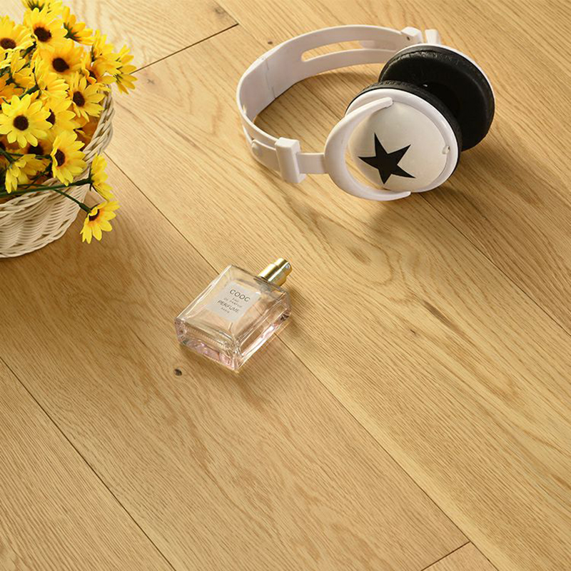 Waterproof and Scratch Resistant Oak Matte Medium Wood Click-Lock Hardwood Flooring