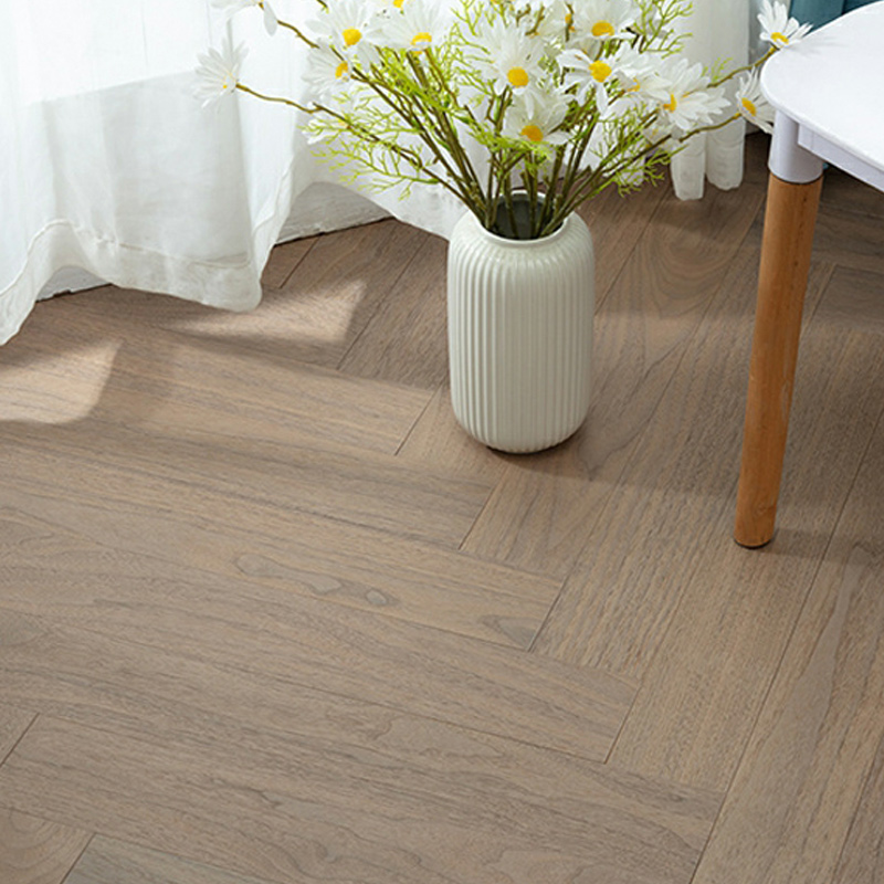 Stylish Oak Laminate Wood Flooring - Scratch Resistant Surface for the Modern Living Space